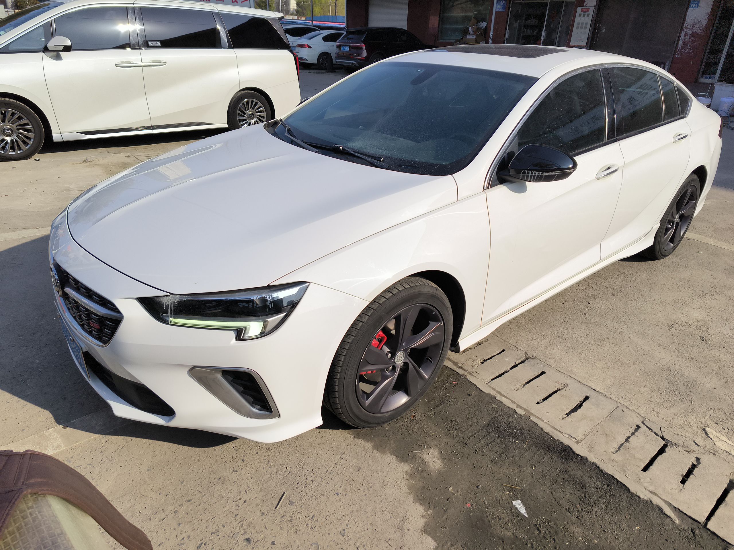 تحت مقدمة السيارة