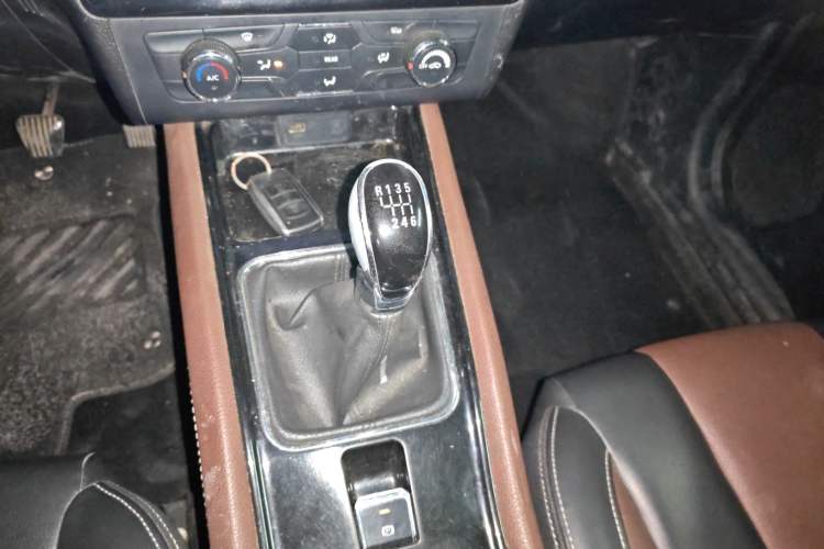 Used Dongfeng Fengon 580 2016 1.5T Manual Luxury Edition Gear Lever