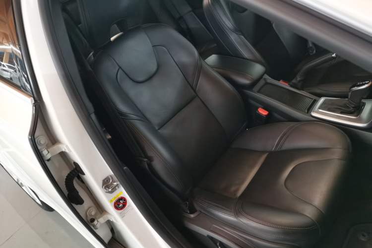 Used Volvo V40 2018 T3 Zhiya Edition
