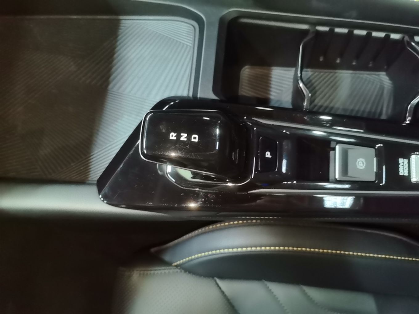 Geely Auto Coolray 2025 Bin Yue L 1.5T DCT Starlight Edition — снимка 16