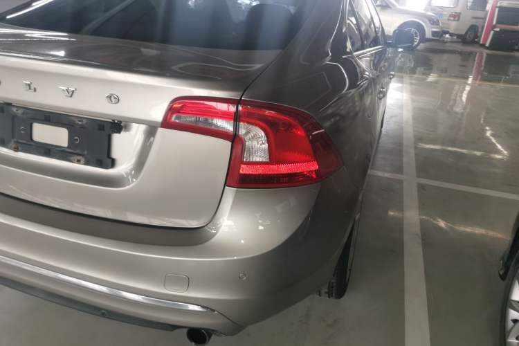 Used Volvo S60 2015 S60L 2.0T Zhiyuan Edition
