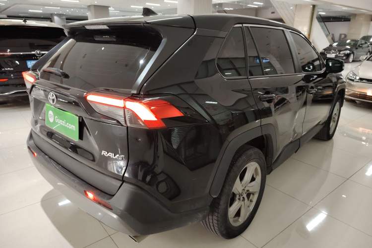 Used Toyota RAV4 2021 2.0L CVT Two-Wheel Drive Fashion Edition Rear Right 45 Deg