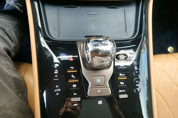 Used Denza D9 2022 DM-i 970 Four-Wheel Drive Prestige Model
