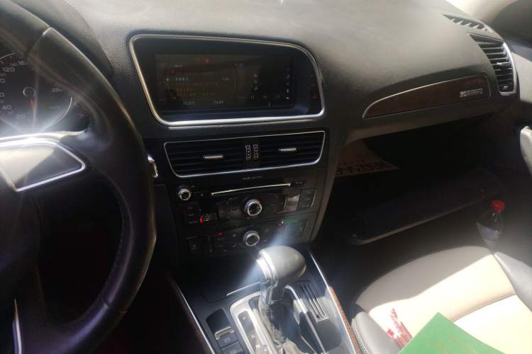 Used Audi Q5 2017 Plus 40 TFSI Ambition Model Audio And AC Panel