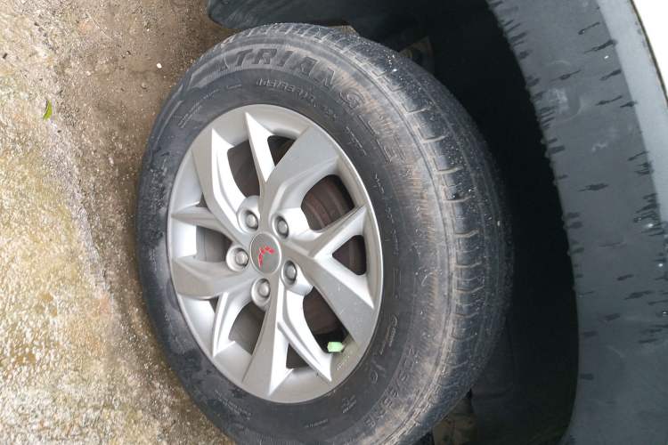 Used Wuling Hongguang S3 2019 1.5L Manual Standard Version China VI Standard Right Rear Wheel Hub