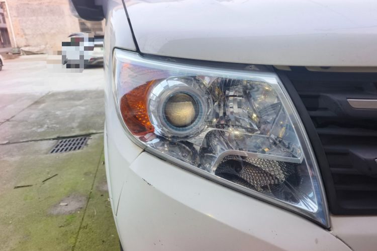 Used Dongfeng Yufeng 2016 2.5T Lingyun Van Short Wheelbase Mid-Roof China V Standard ZD25 Right Front Headlight