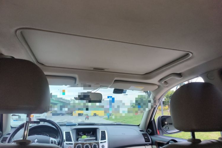 Used Mitsubishi Pajero Sport 2013 3.0L Automatic Two-Wheel Drive Luxury Edition Headliner