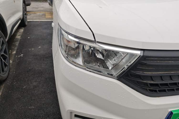 Used Wuling Hongguang V 2022 1.5L Jingqu Edition Electric-Assist LAR Right Front Headlight