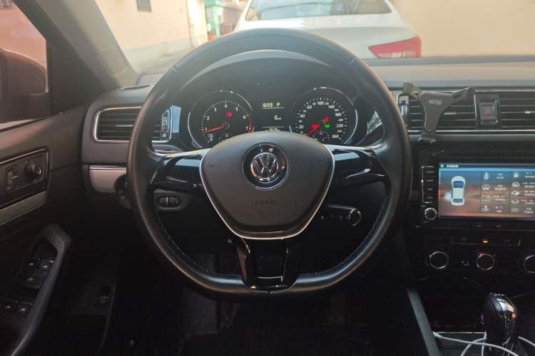 Used Volkswagen Sagitar 2015 230TSI Automatic Comfort Version Steering Wheel