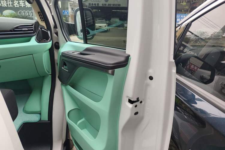 Used SAIC MAXUS Xintu V70 2023 2.0T Elite Edition Automatic Short Wheelbase Low Roof – 5/6 Seats