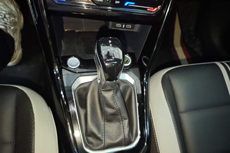 Used Volkswagen T-ROC 2023 300TSI DSG Two-Wheel-Drive Chen Guang Edition
