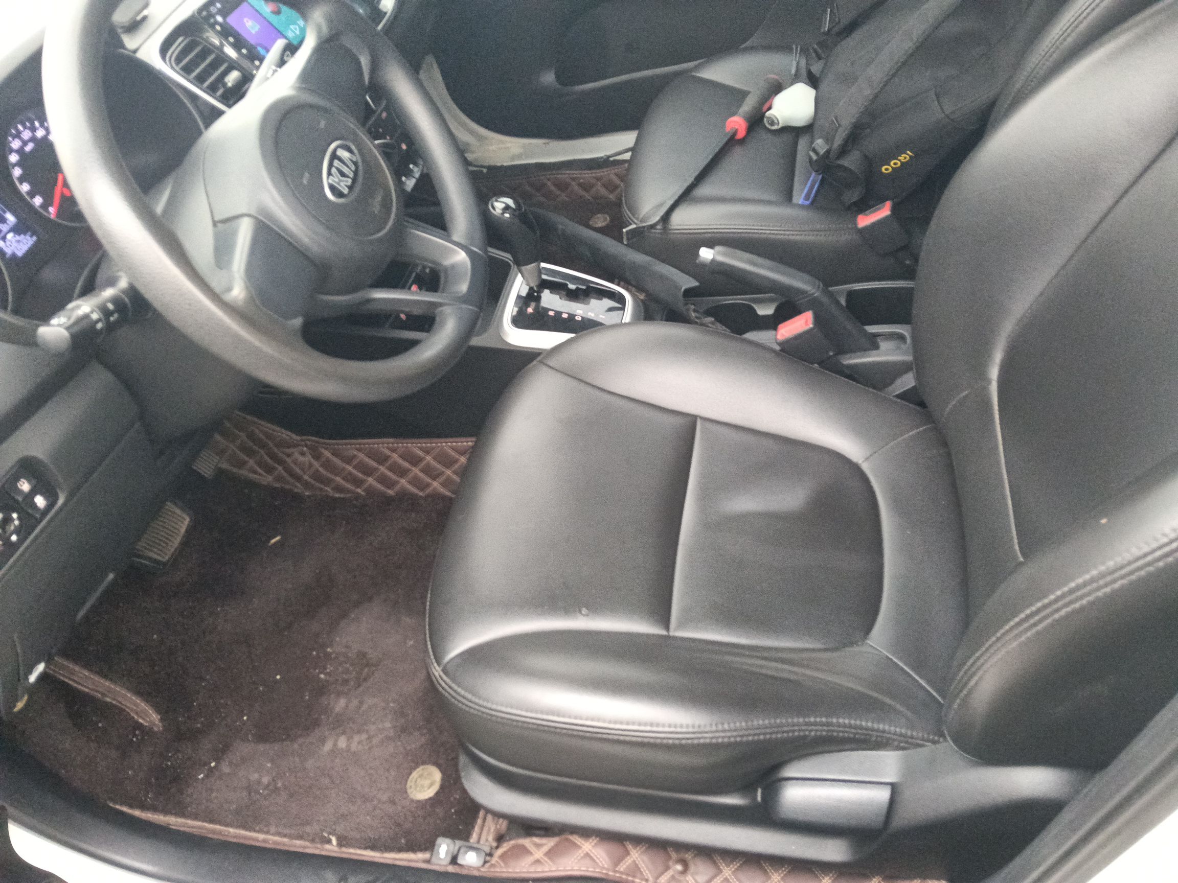 Переднее сиденье в автомобиле