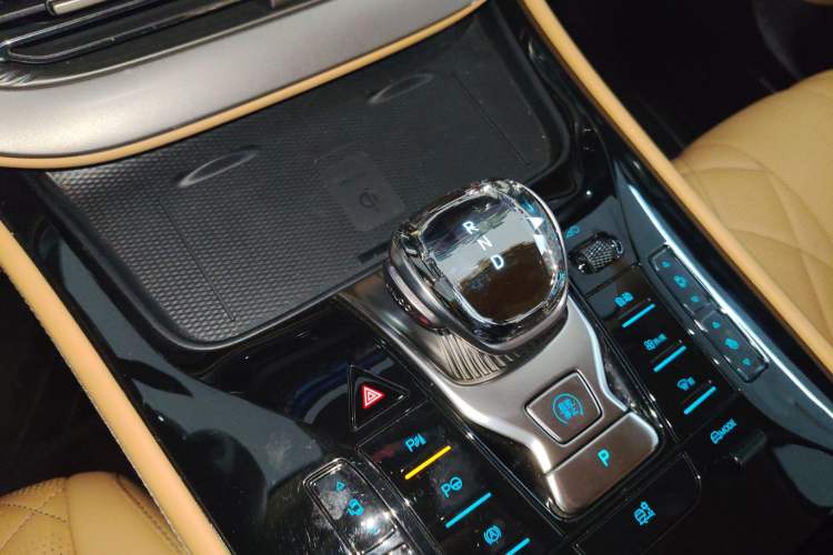 Used Denza D9 2025 DM-i Intelligent Drive 1020 Four-Wheel Drive Prestige Model
