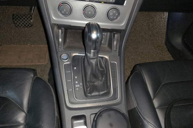 Used Volkswagen Golf 2014 1.4TSI Automatic Luxury Model Gear Lever