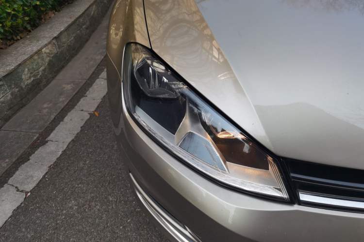 Used Volkswagen Golf 2016 230TSI Automatic Comfort Version Right Front Headlight