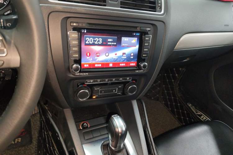 Used Volkswagen Sagitar 2014 Revised Version 1.4TSI Automatic Luxury Edition Audio And AC Panel