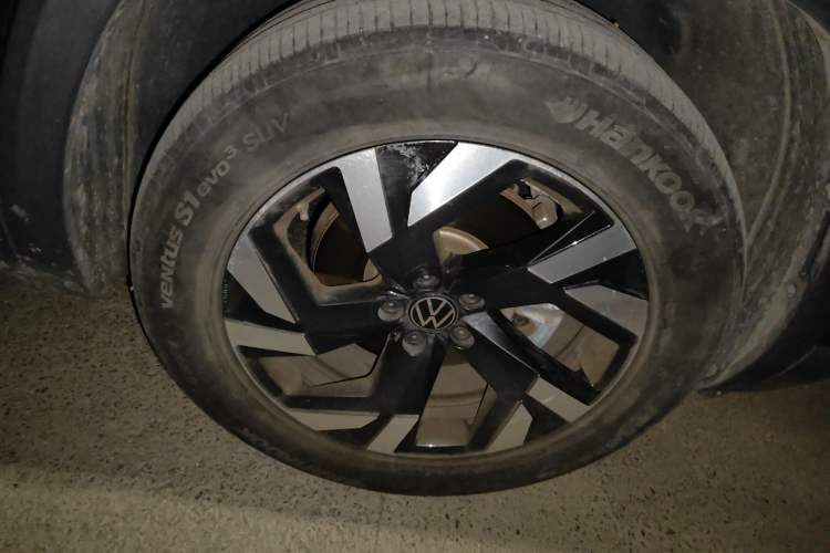 Used Volkswagen Teramont  Right Front Wheel Hub