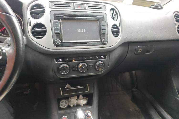 Used Volkswagen Tiguan 2015 1.8TSI Automatic All-Wheel-Drive Luxury Model Audio And AC Panel