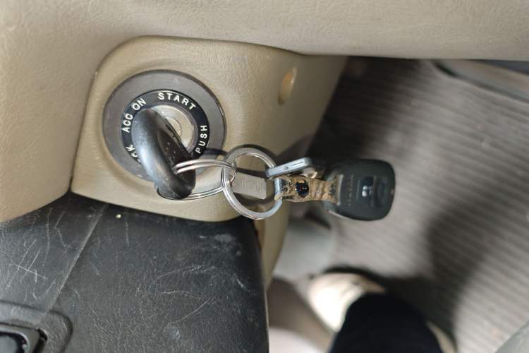 Used Huatai Santa Fe Classic 2011 2.0L Gasoline Manual Two-Wheel Drive Luxury Version Vehicle Key