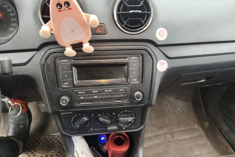 Used Volkswagen Jetta 2017 1.5L Manual Fashion Edition Audio And AC Panel