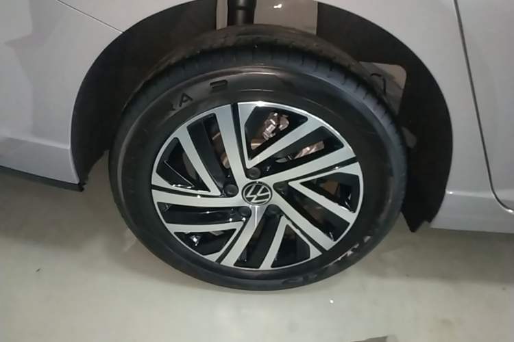 Used Volkswagen Lavida 2023 300TSI DSG Starry Full-Comfort Edition Right Rear Wheel Hub