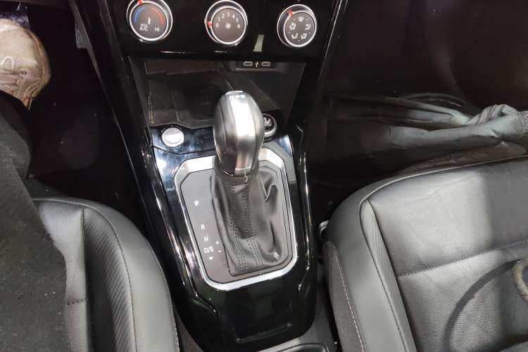 Used Volkswagen T-ROC 2021 280TSI DSG Two-Wheel Drive Comfort Connect Edition Gear Lever