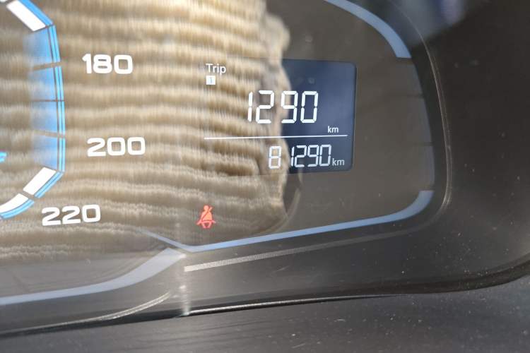 Used Roewe 360 2015 1.5L Manual Luxury Edition Odometer Close Up