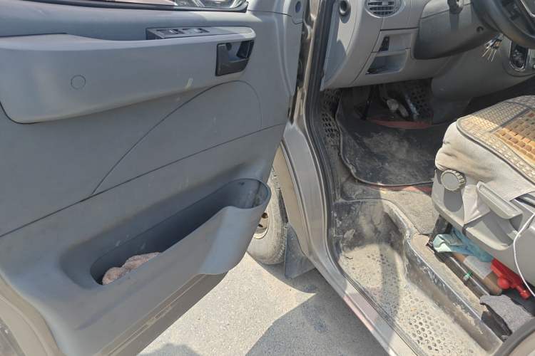 Used SAIC MAXUS Xintu V80 2018 2.5T AMT Elite Edition Short Wheelbase Mid-Roof Design 5-6 Seater Driver Seat