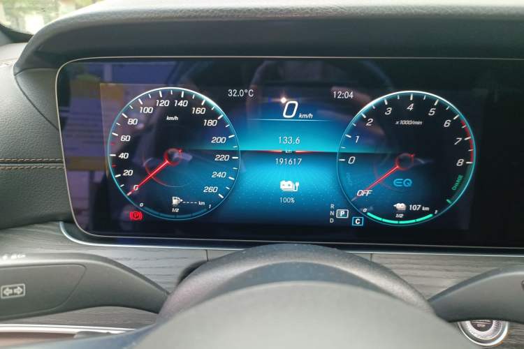 Used Mercedes-Benz E-Class New Energy 2022 Second Facelift E 350 e L Plug-in Hybrid Sports Sedan Odometer Close Up