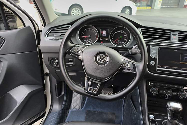 Used Volkswagen Tiguan L 2017 330TSI Automatic Two-Wheel Drive Luxury Edition Steering Wheel
