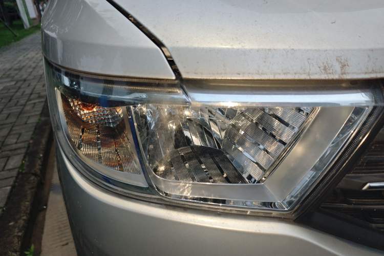 Used Wuling Hongguang V 2022 1.5L Enjoy Edition Electric-Powered LAR Right Front Headlight