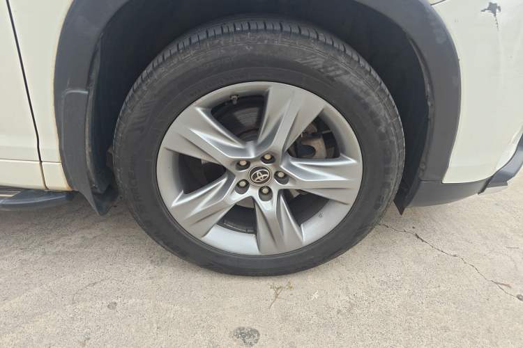 Used Toyota Highlander 2018 2.0T Four-Wheel Drive Luxury Edition 7 Seats China V Emission Standard Right Front Wheel Hub