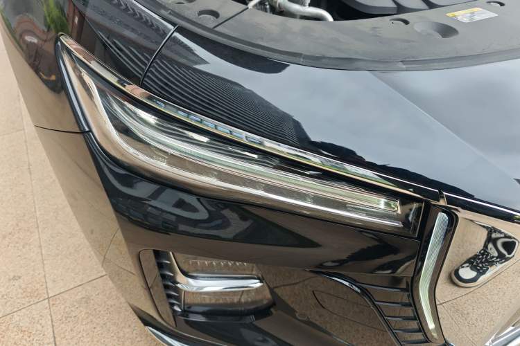 Used Hongqi H5 2024 2.0T Automatic Smart Connect Flagship Edition Right Front Headlight