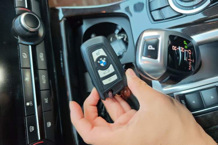 Used BMW 5 Series 2014 525Li Leading Model
