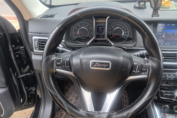 Used Zotye Domy X5 2017 Upgraded Model 1.5T Manual Luxury Edition Steering Wheel