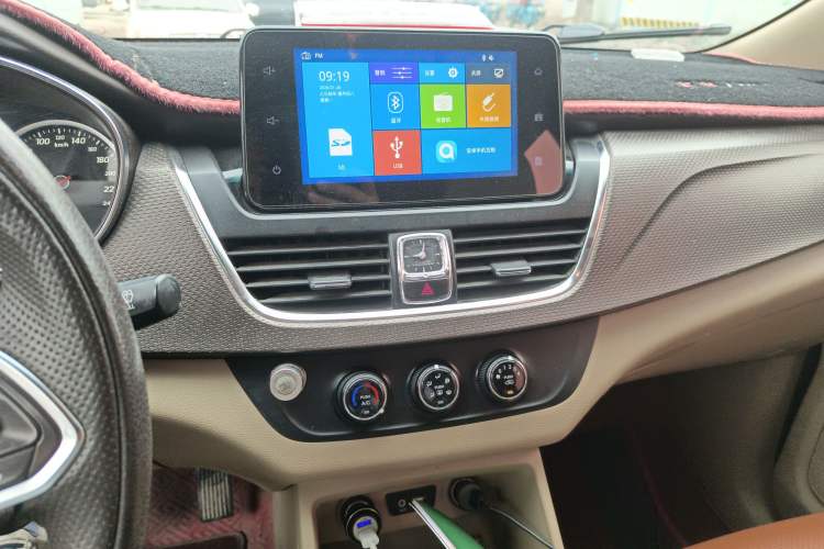 Used Baojun 730 2017 1.5T Manual Fashion Version 7 Seats China V Emission Standard Audio And AC Panel