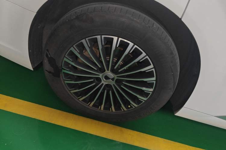 Used Denza D9 2022 DM-i 1040 Prestige Model Right Rear Wheel Hub