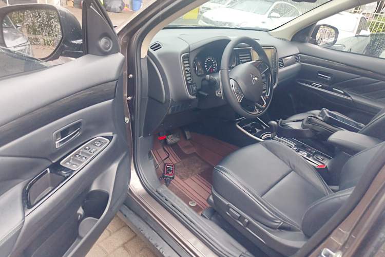 Used Mitsubishi Outlander 2019 2.4L 4x4 Zhi Xiang Edition 7 Seats China VI Standard