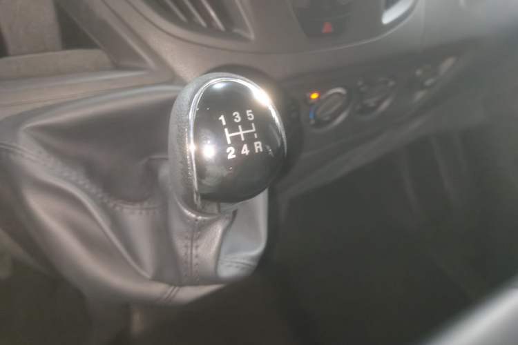 Used Ford Transit 2019 2.0T Diesel Multi-Purpose Commercial Vehicle Short Wheelbase Low Roof 6-Seater China VI Standard Gear Lever