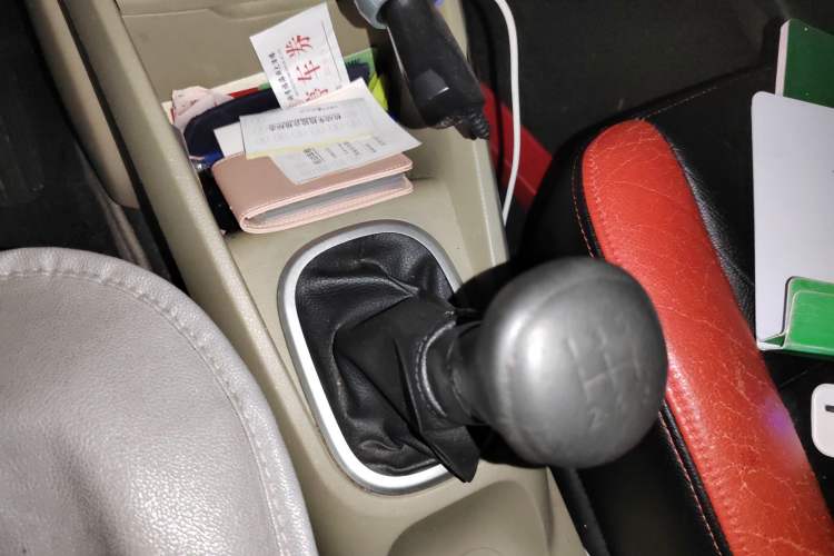 Used Venucia R50 2013 1.6L Manual Fashion Edition Gear Lever