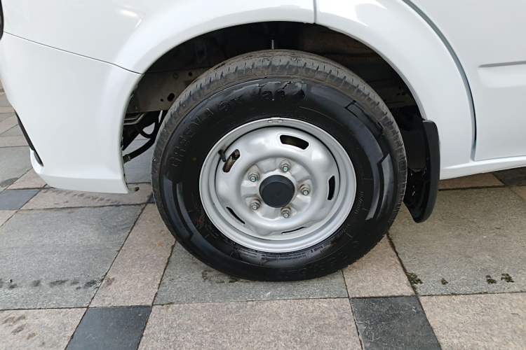 Used JMC Fushun 2025 2.0T 8AT Diesel Short-Wheelbase Mid-Top Commercial Multi-Purpose Passenger Vehicle with 5/6 Seats
