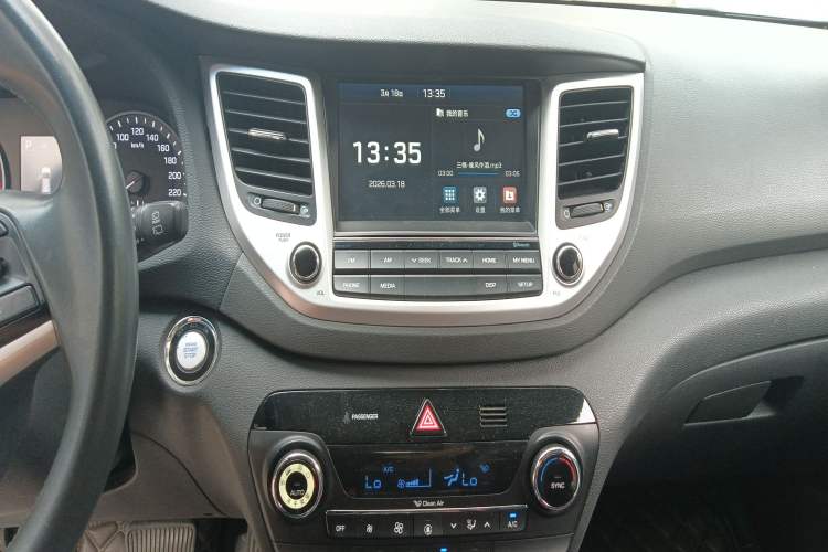 Used Hyundai Tucson 2015 1.6T Dual-Clutch Two-Wheel-Drive Smart Model Audio And AC Panel