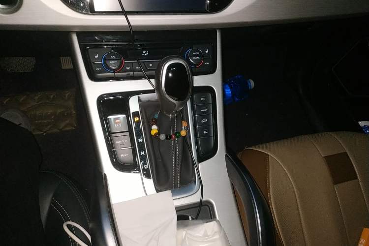 Used Geely Auto Emgrand X7 Sport 2018 1.8TD Automatic Two-Wheel Drive Smart Connect 4G Internet Edition Gear Lever