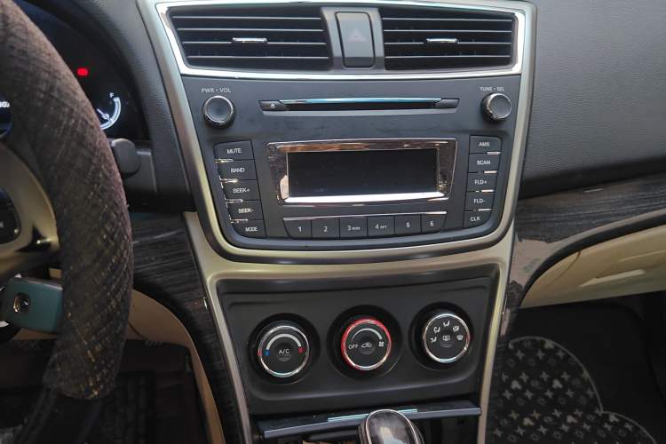 Used CHANGAN Raeton 2013 2.0L Automatic Luxury Version China IV Standard Audio And AC Panel