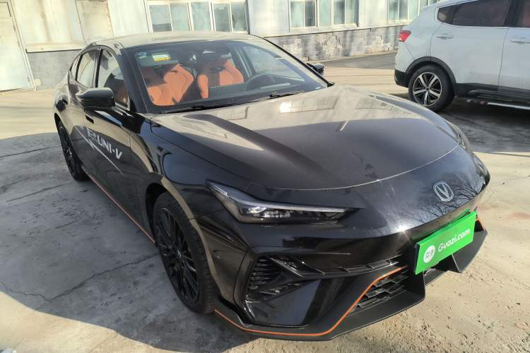 Used Changan UNI-V 2025 Model Third-Generation 2.0T Dynamic Edition
