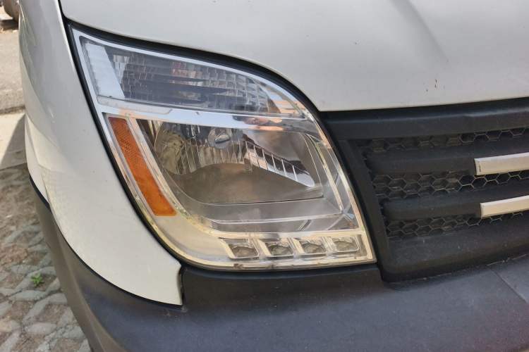 Used SAIC MAXUS Xintu V80 2019 2.5T Classic Model 6-Speed Manual Aotong Long Wheelbase Mid-Height 7-Seater