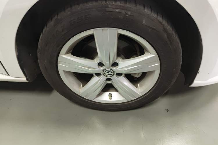 Used Volkswagen Lavida 2018 Classic 1.5L Automatic Fashion Edition China VI Standard Right Front Wheel Hub