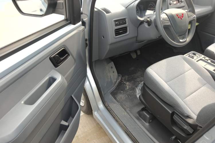 Used Wuling Yangguang 2024 300KM Comfort Version Passenger Van 75kW Driver Seat