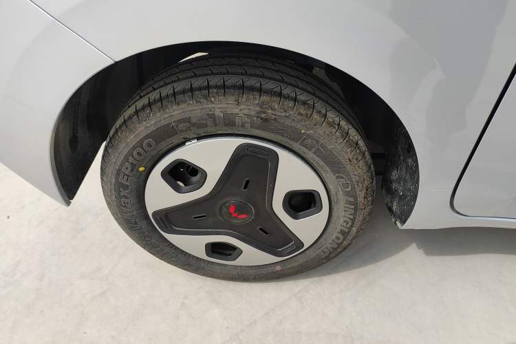 Used Wuling Zhiguang New Energy 2025 Comfort Model Right Rear Wheel Hub