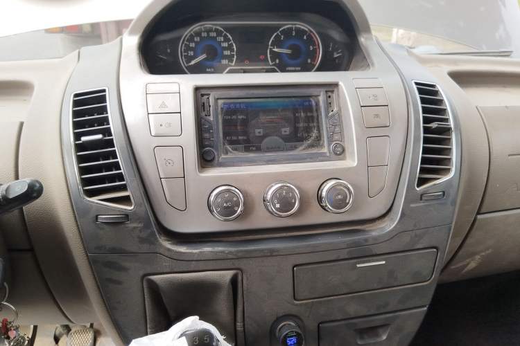 Used SAIC MAXUS Xintu V80 2011 2.5T Short Wheelbase Mid-Roof Yunjie Edition
